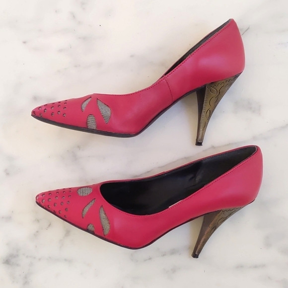 Woman's shoes with front design and  gold color heels with carved design. - Picture 2 of 6